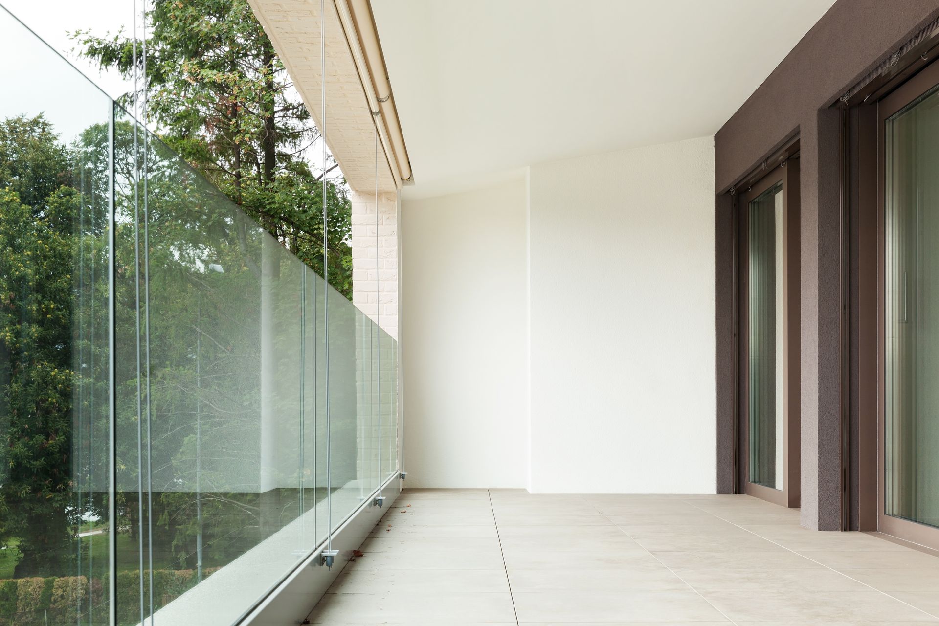 Balcon moderne avec garde-corps en verre