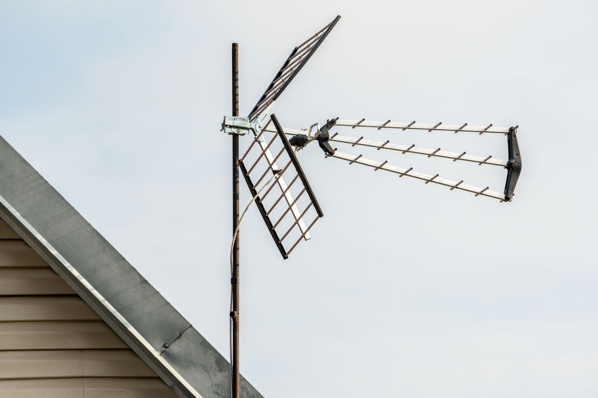 Una antena está montada en el costado de un edificio.