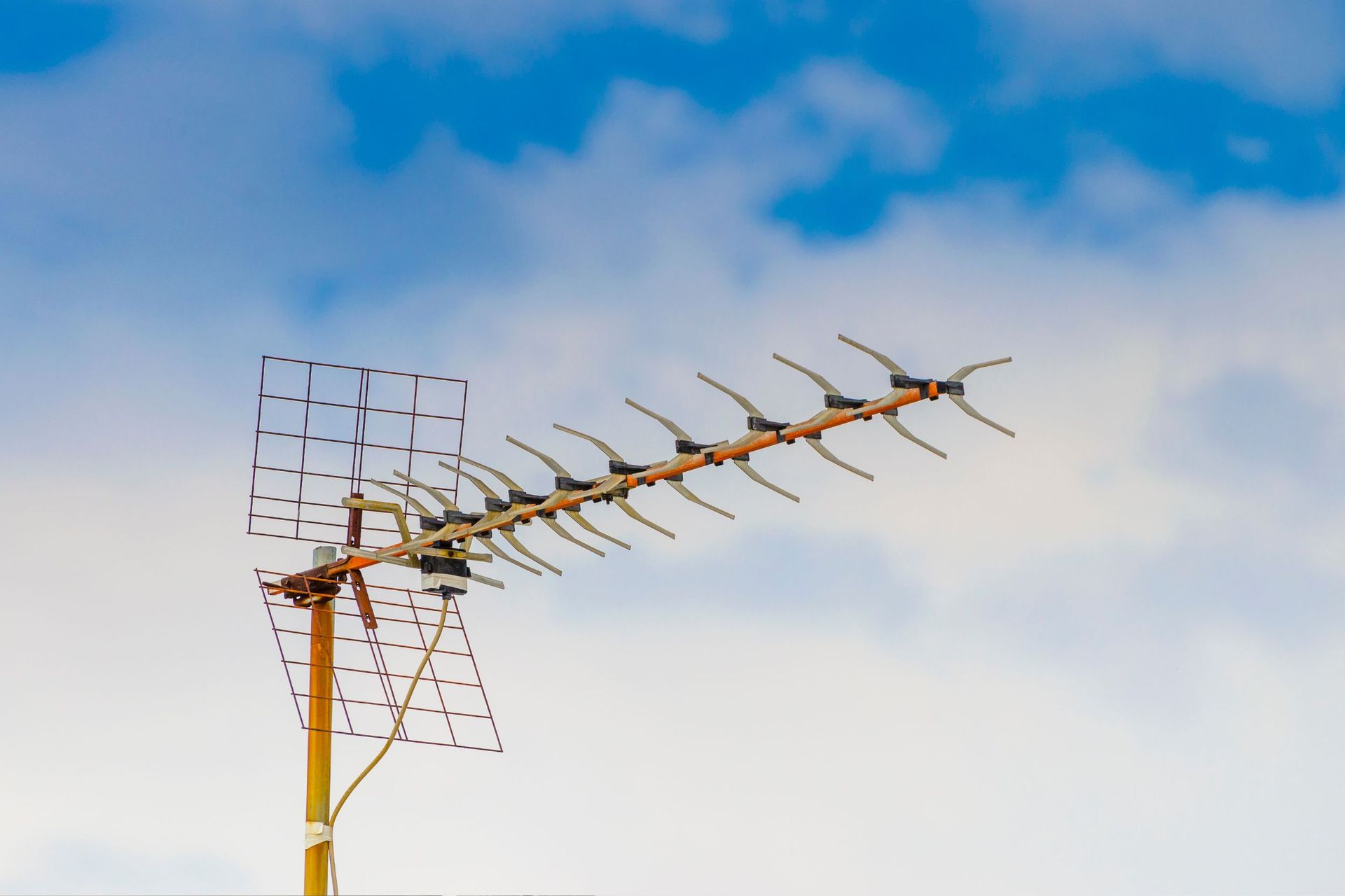 Una antena con un cielo azul al fondo