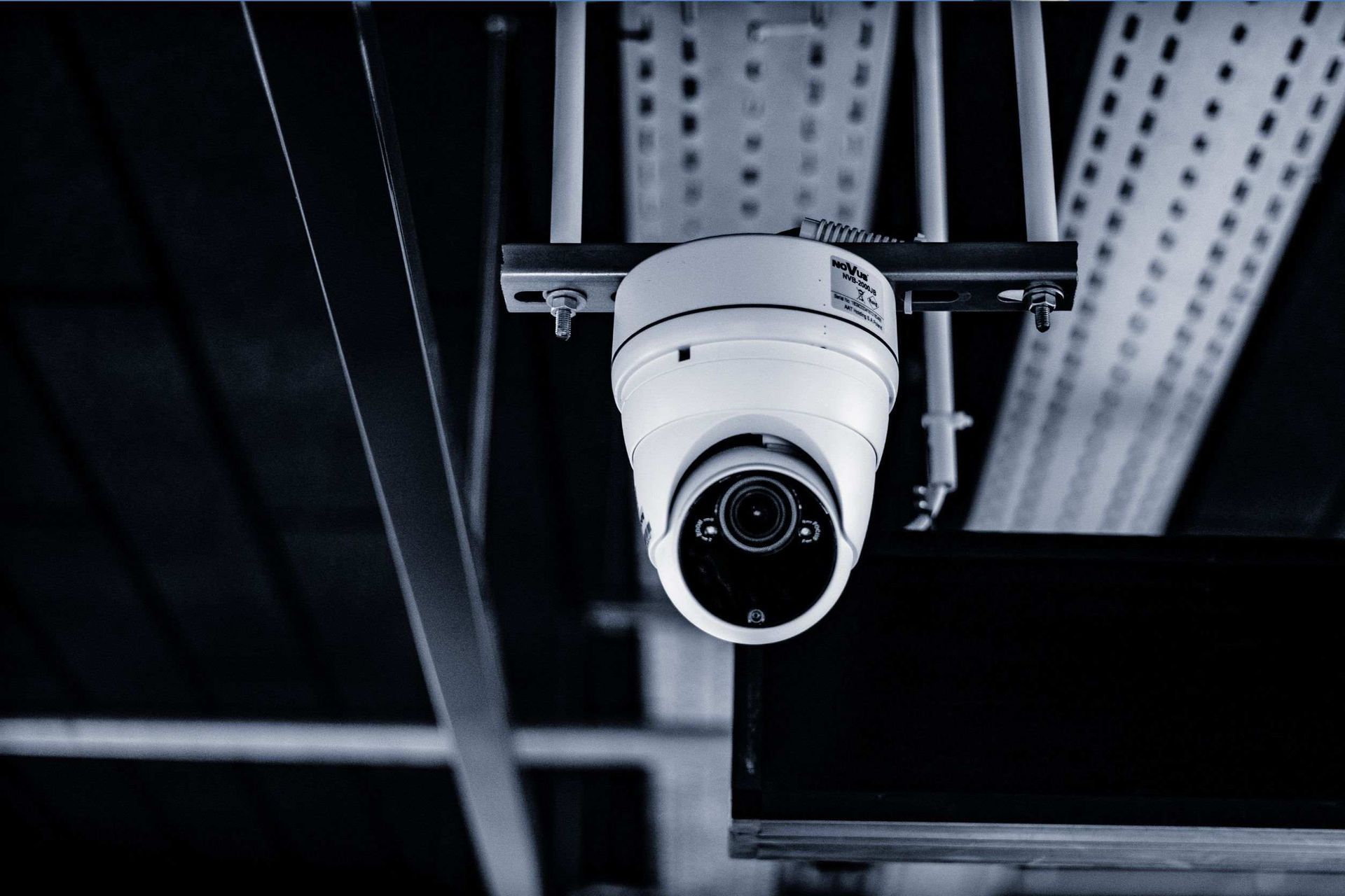 Una cámara de seguridad cuelga del techo de un edificio.
