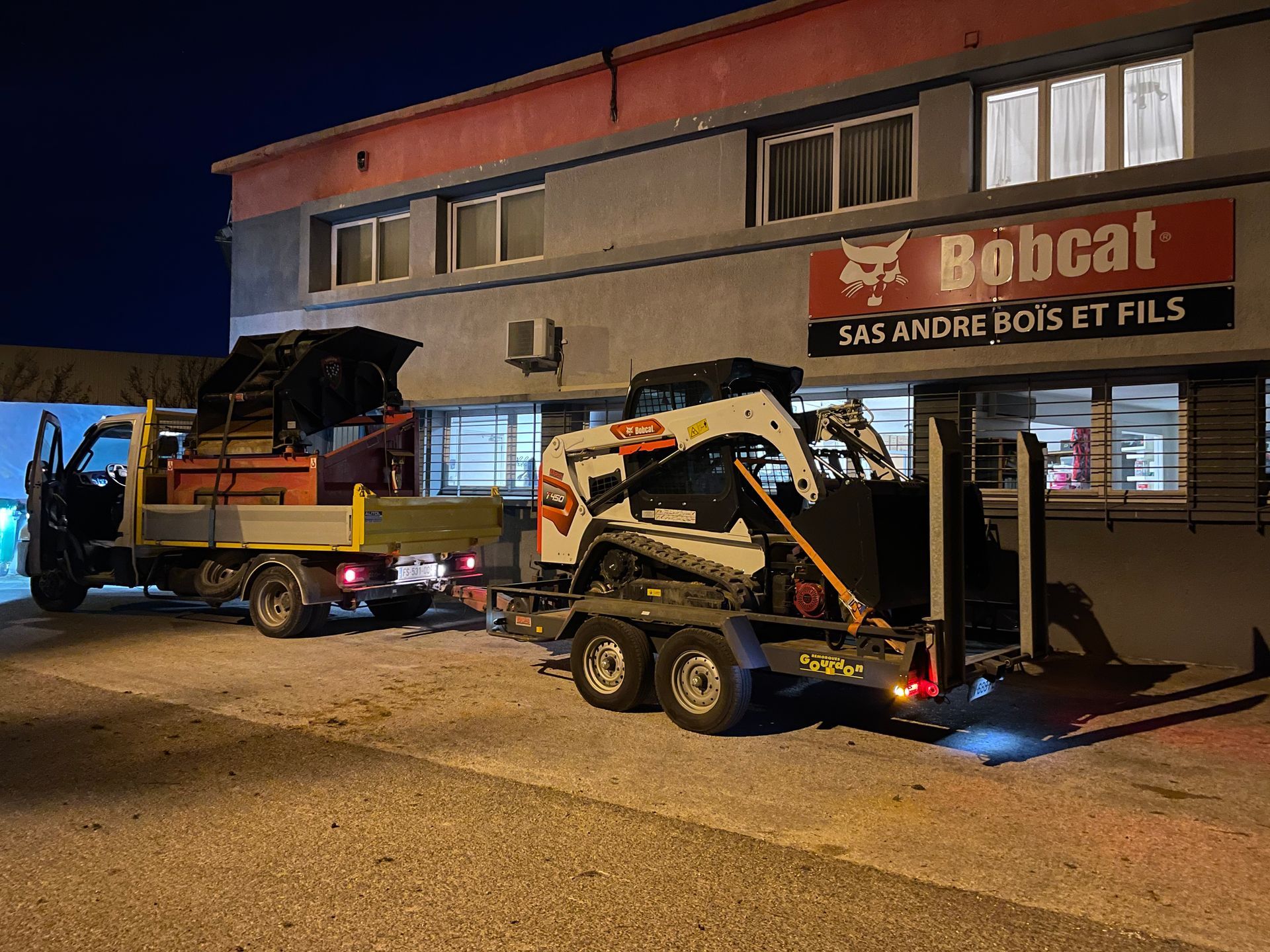 Tronçonneuse qui coupe un arbre