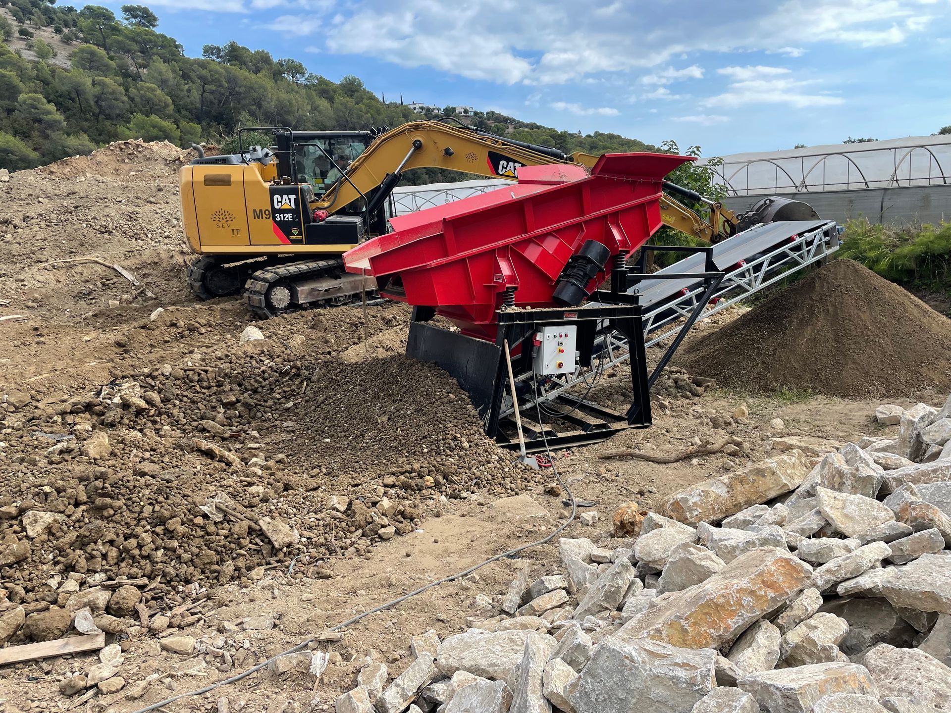 Crible rouge et mini-pelle