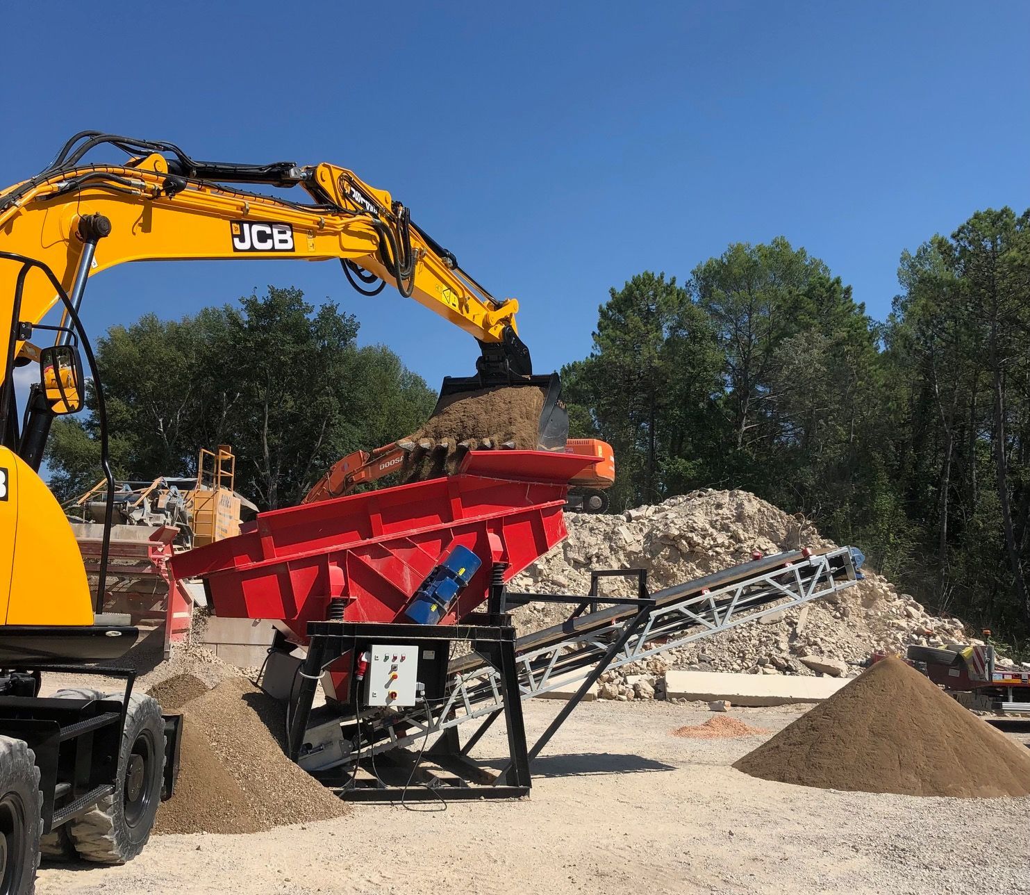 Mini-pelle qui rempli un crible