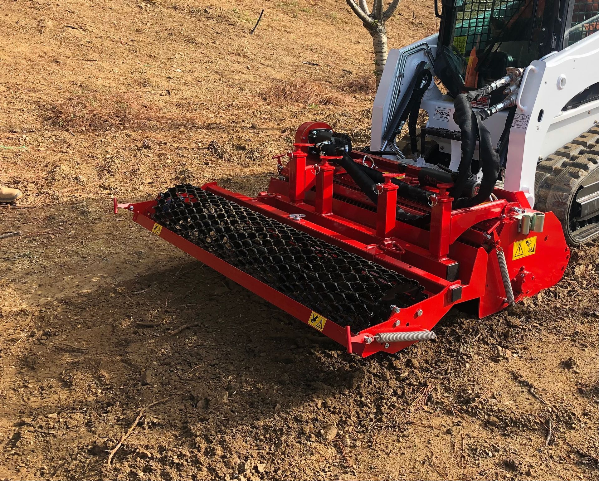 Préparateur de sol rouge et blanc