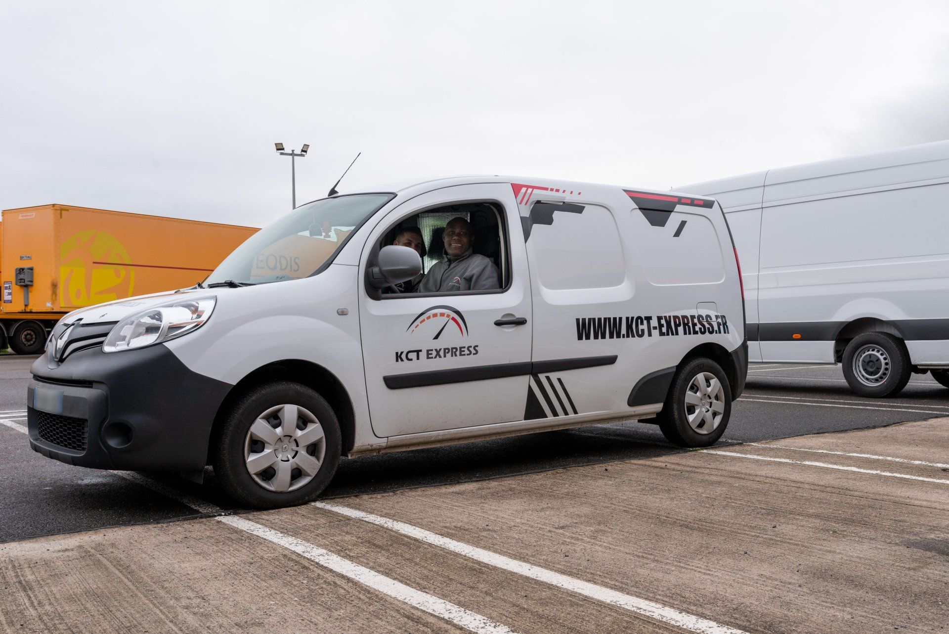 image d'une route à double sens