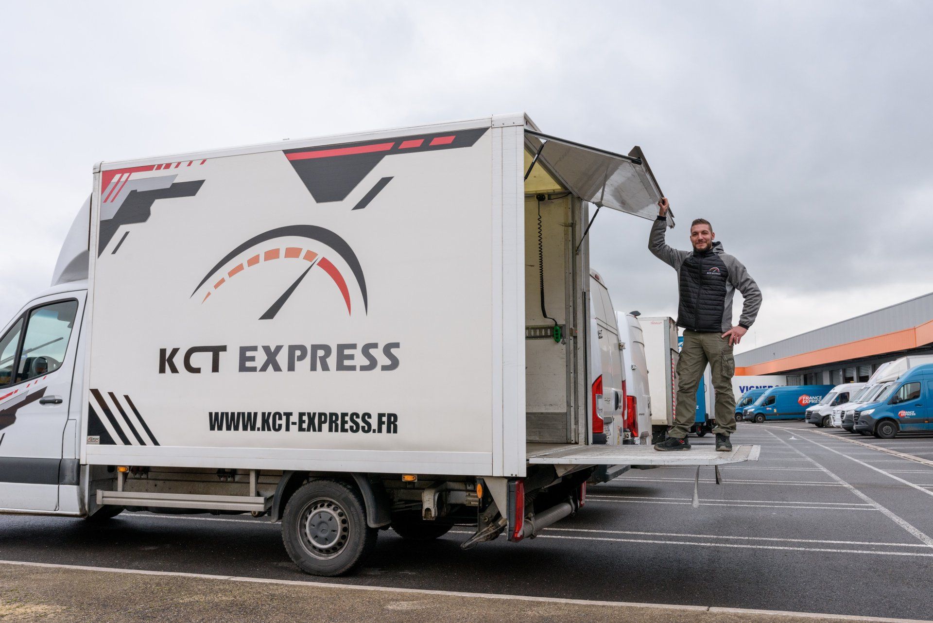 image d'un camion gris qui roule vu de côté