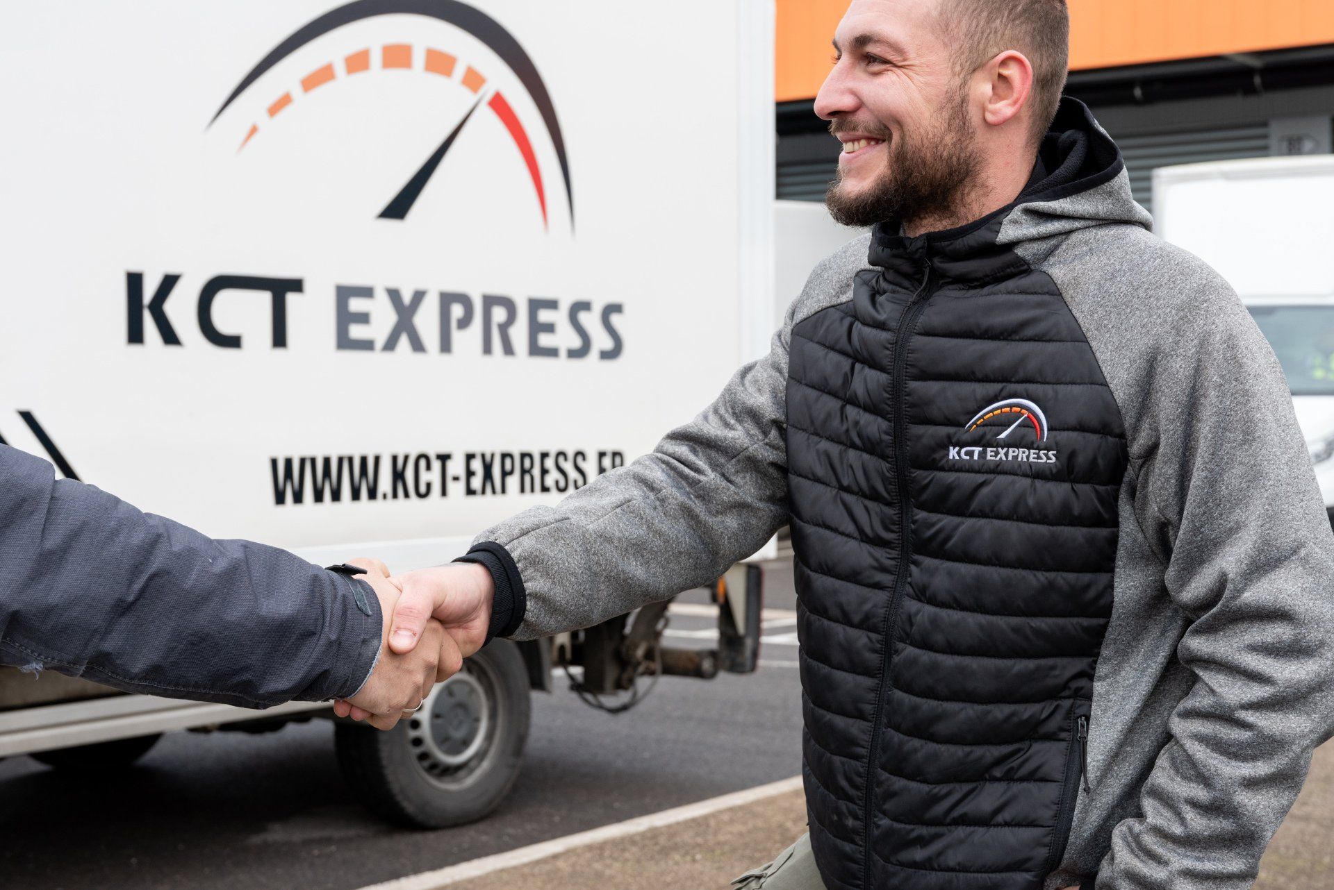 image d'un camion blanc vu de face avec un couché de soleil en fond
