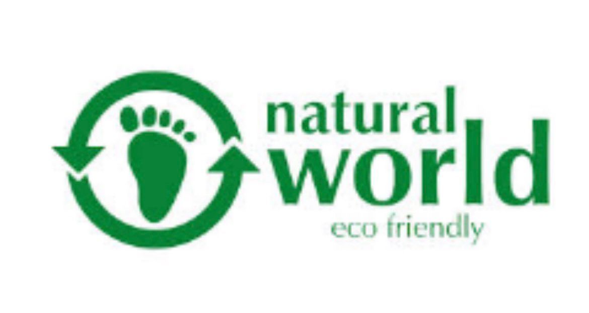 Logotipo verde con una huella dentro de un círculo de flechas, texto 