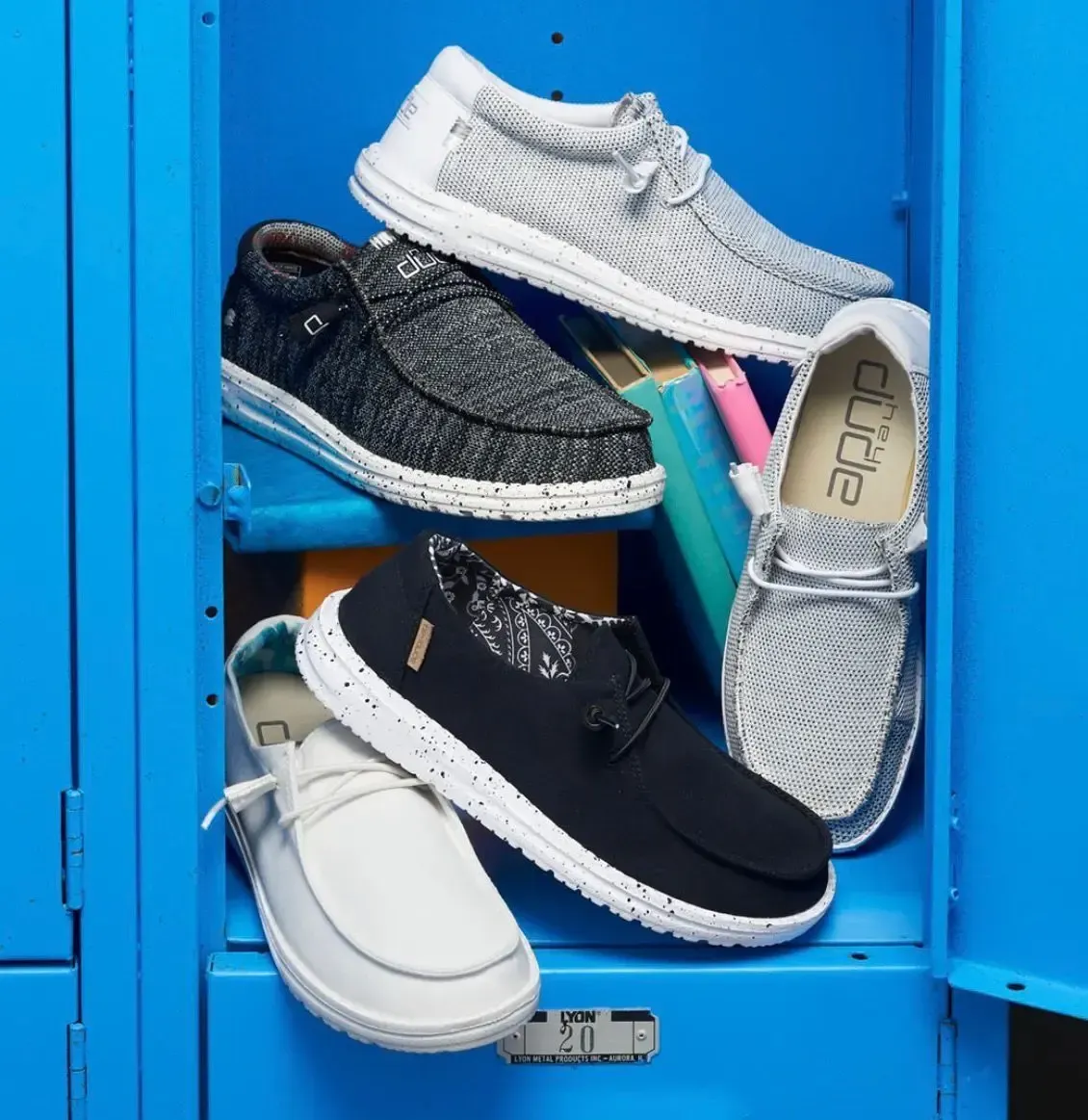 Zapatos en un locker azul, varios colores y estilos, suelas moteadas.