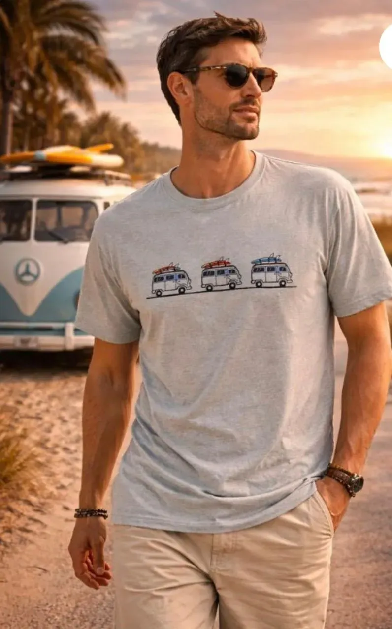 Hombre con gafas de sol, camiseta gris claro con furgoneta camper
