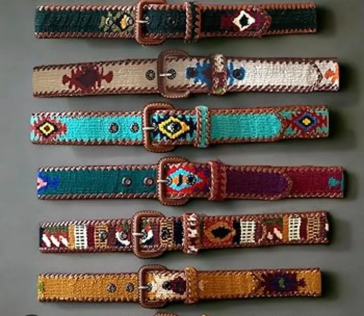 Seis cinturones tejidos de colores con varios patrones, hebillas de cobre y bordes de cuero marrón.