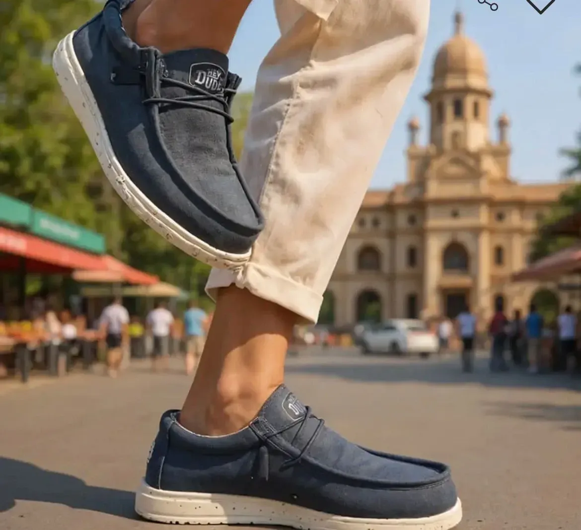 Hombre vistiendo zapatos azules Hey Dude al aire libre frente a un edificio.