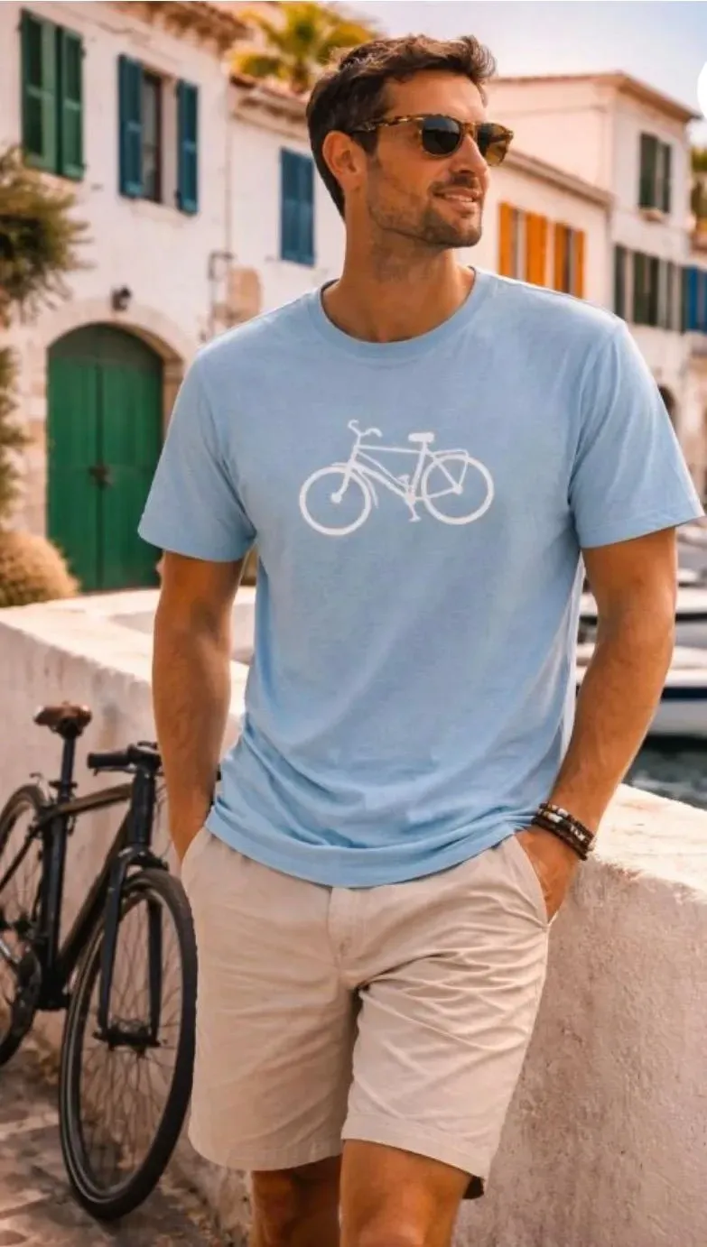 Un hombre con camiseta azul y pantalones cortos color caqui.