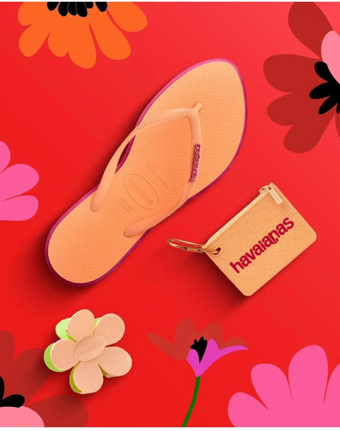 Chanclas Havaianas de color naranja y pequeña bolsa sobre fondo rojo con detalles florales.