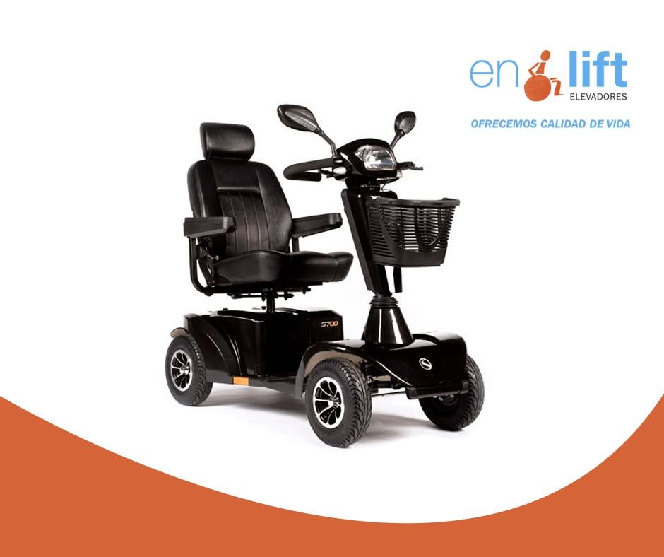 Silla elevadora para piscina junto a una piscina azul, con detalles en naranja y el logotipo de la empresa.