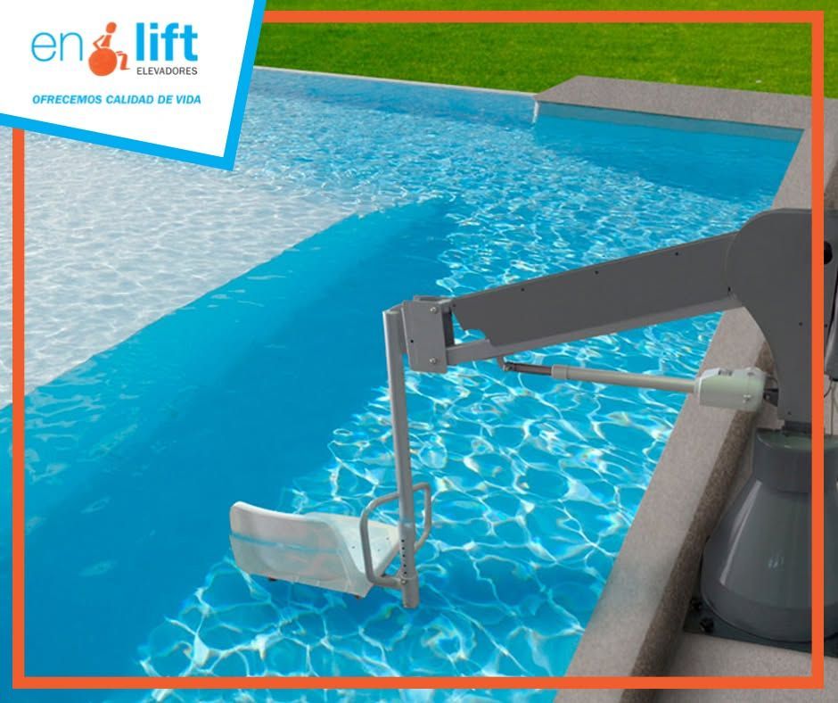 Elevador de piscina con asiento blanco junto a una piscina azul.