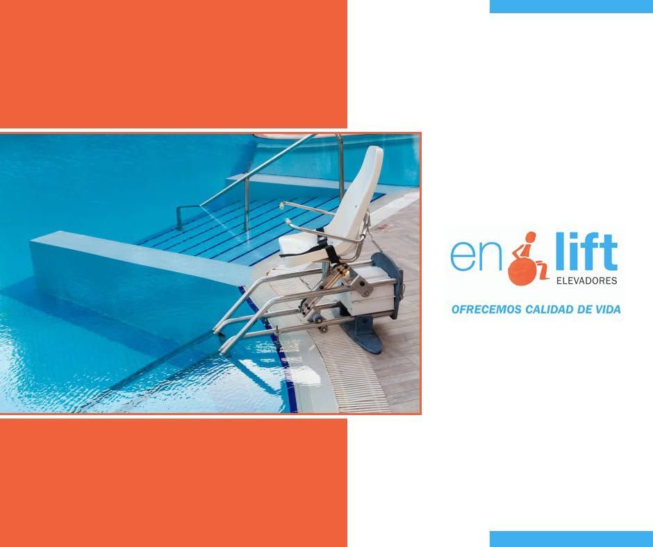 Silla elevadora para piscina junto a una piscina azul, con detalles en naranja y el logotipo de la empresa.