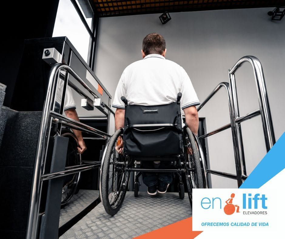 Persona en silla de ruedas en una plataforma elevadora dentro de un edificio.