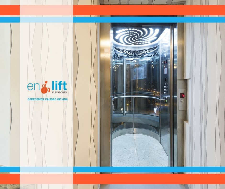 Entrada moderna de cristal para ascensores con la marca “enLift”