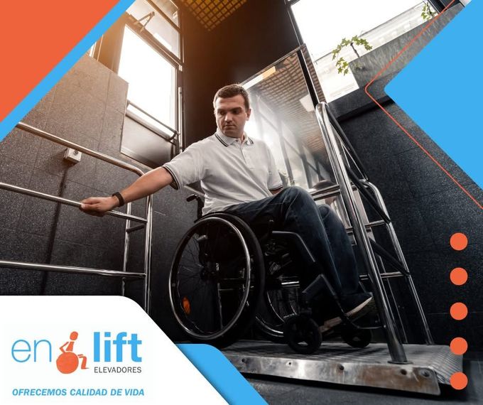 Hombre en silla de ruedas bajando por un salvaescaleras en un edificio moderno.