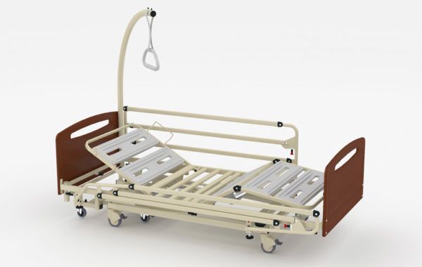 Cama de hospital ajustable con barandillas laterales y lámpara de techo con ruedas.