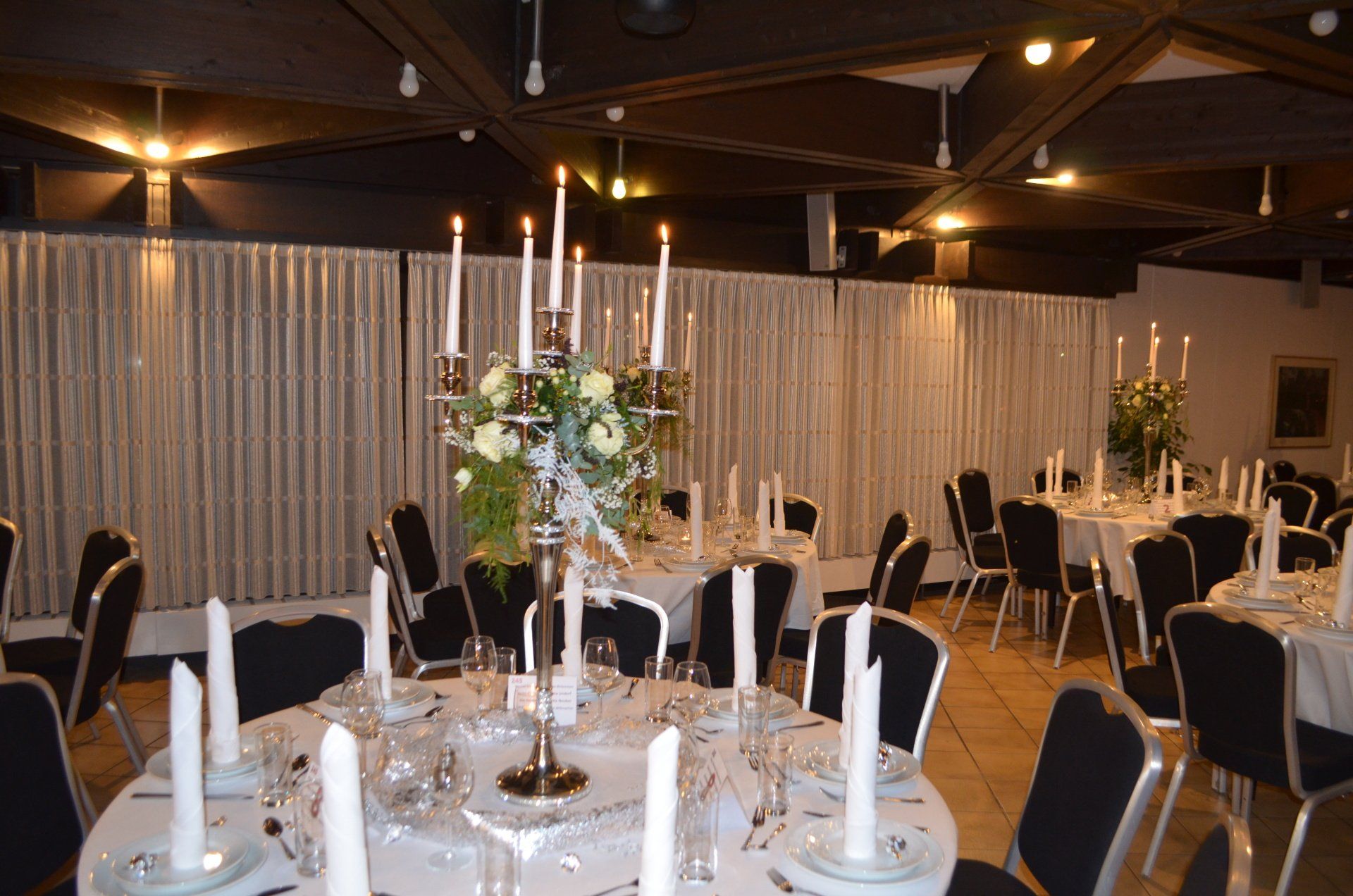 Gedeckter Tisch mit Kerzen