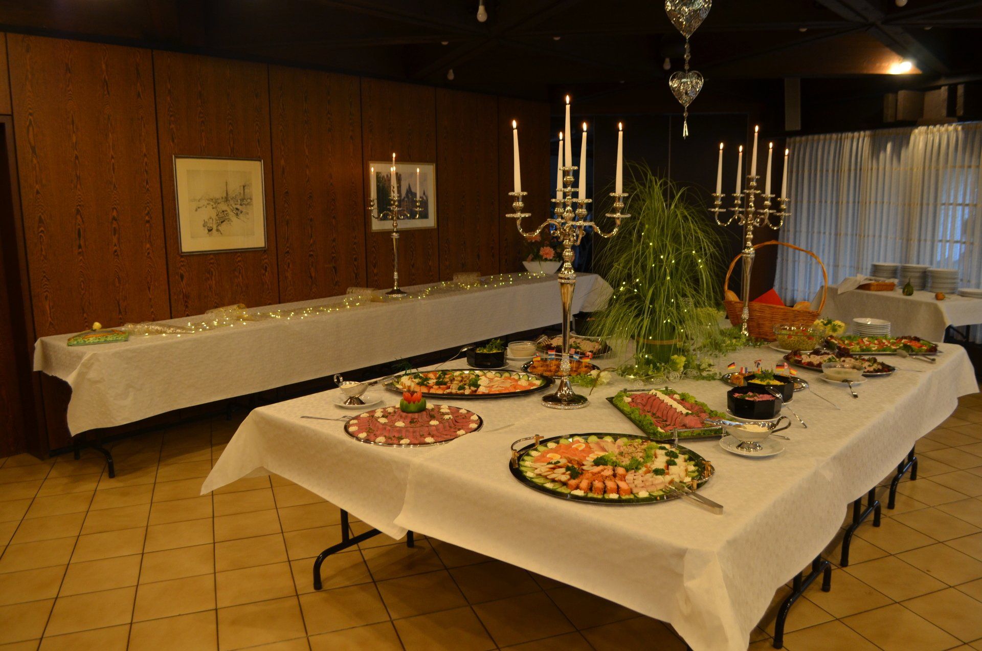 Gedeckter Tisch mit Fingerfood