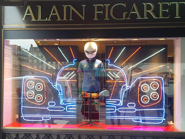 vitrine comportant des néon