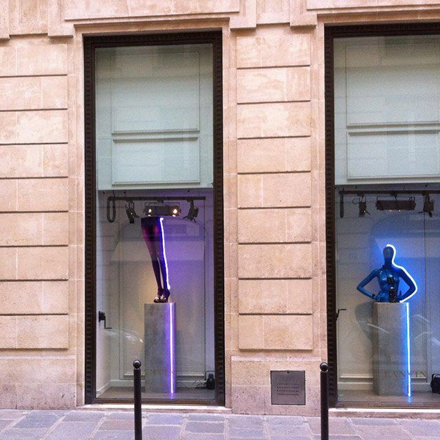 Néons dans une vitrine commerçante