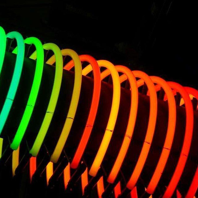 Néons multicolores enroulés