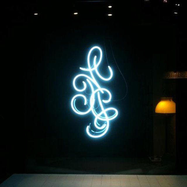 Néons colorés enroulés