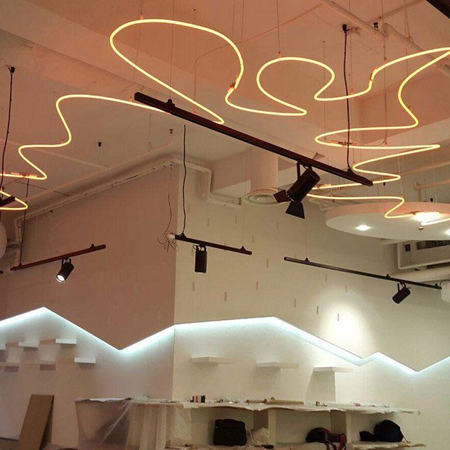 Néons dans une galerie