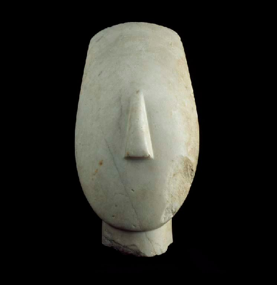 Sculpture de tête en marbre aux traits simples : un nez droit et un visage ovale et lisse.