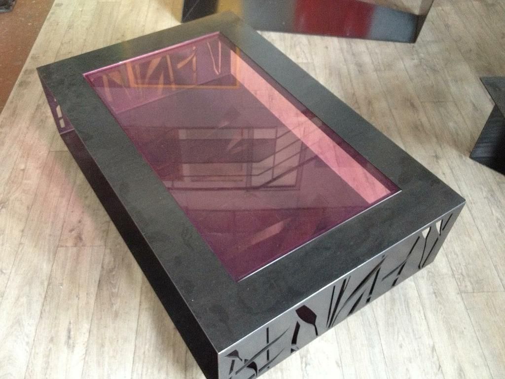 table basse fer verre rouge
