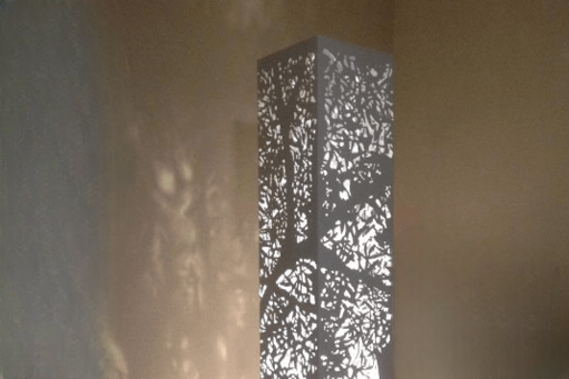 lampe ajourée blanche motif arbre
