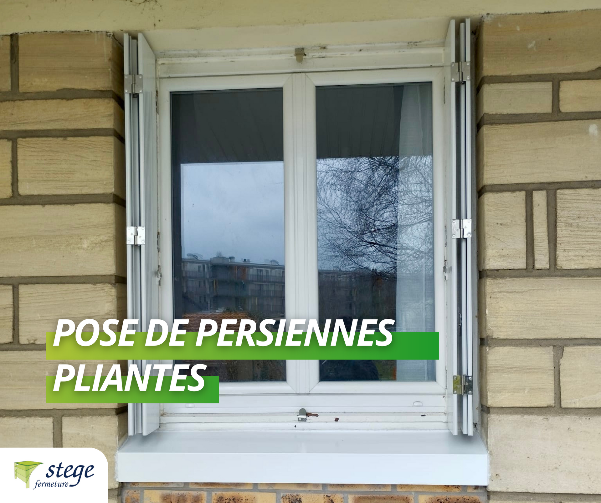 Fenêtre avec volets pliants blancs sur façade en pierre