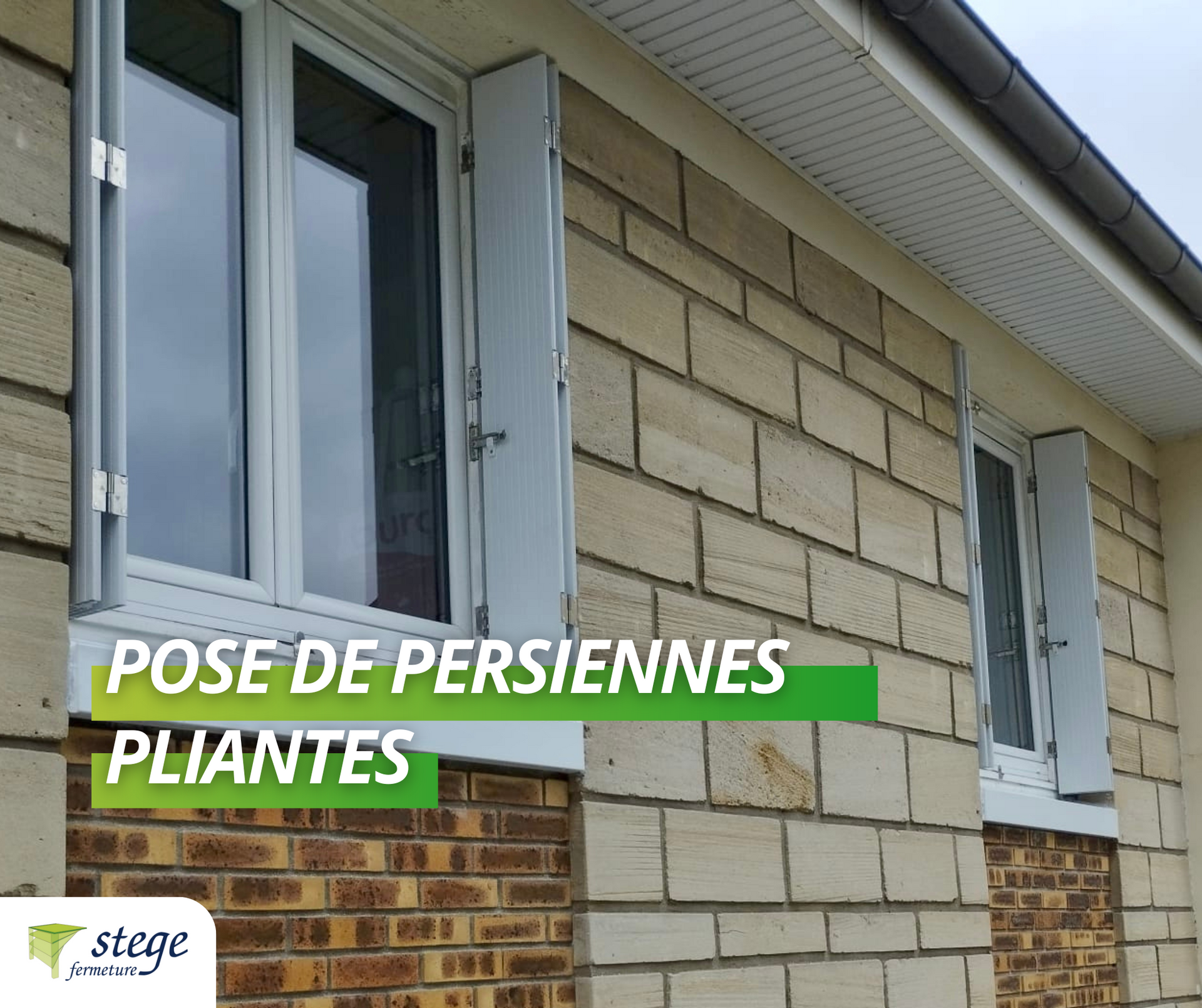 Maison en pierre avec persiennes blanches ouvertes