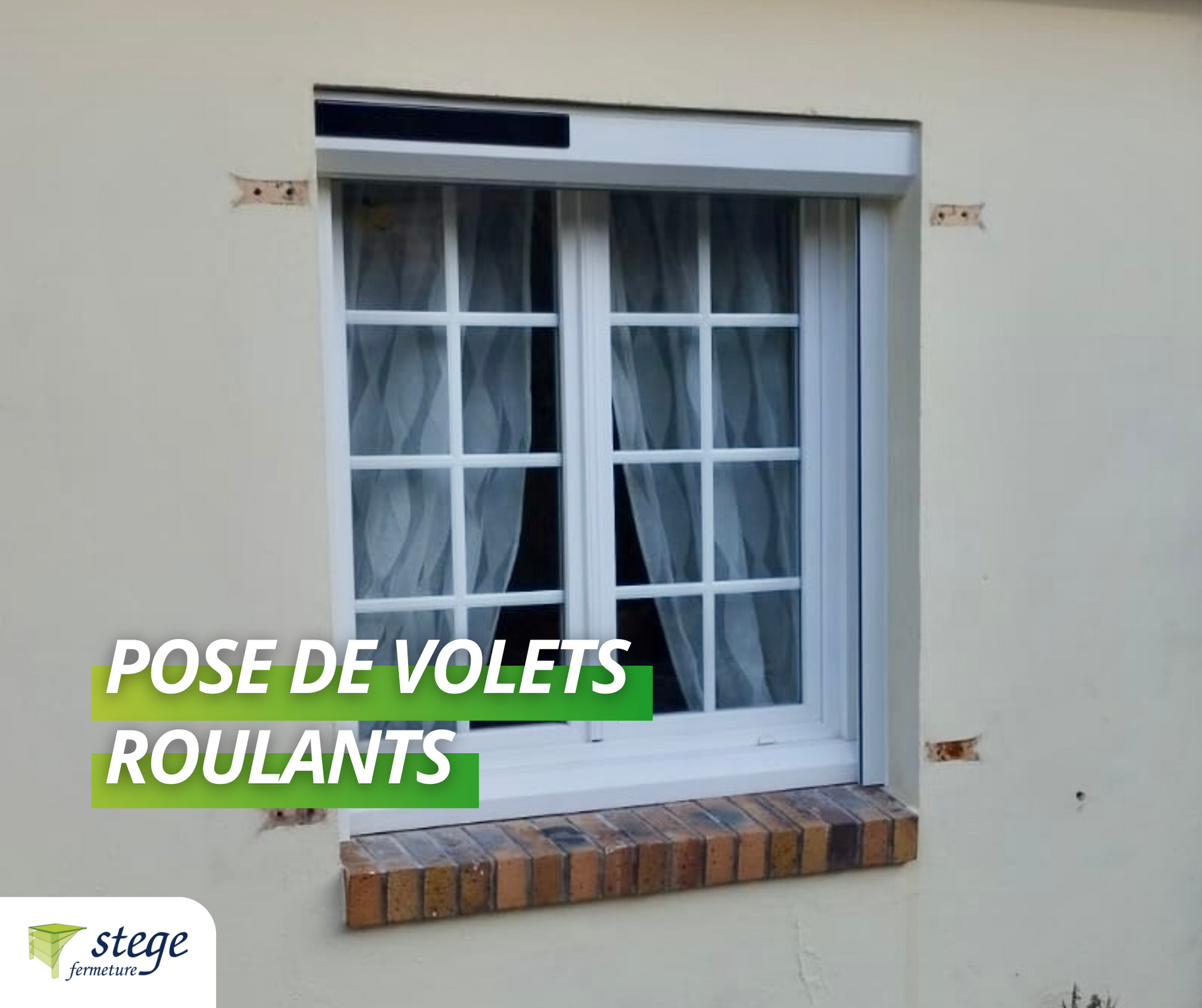 Fenêtre avec volets et rideaux blancs sur un mur beige