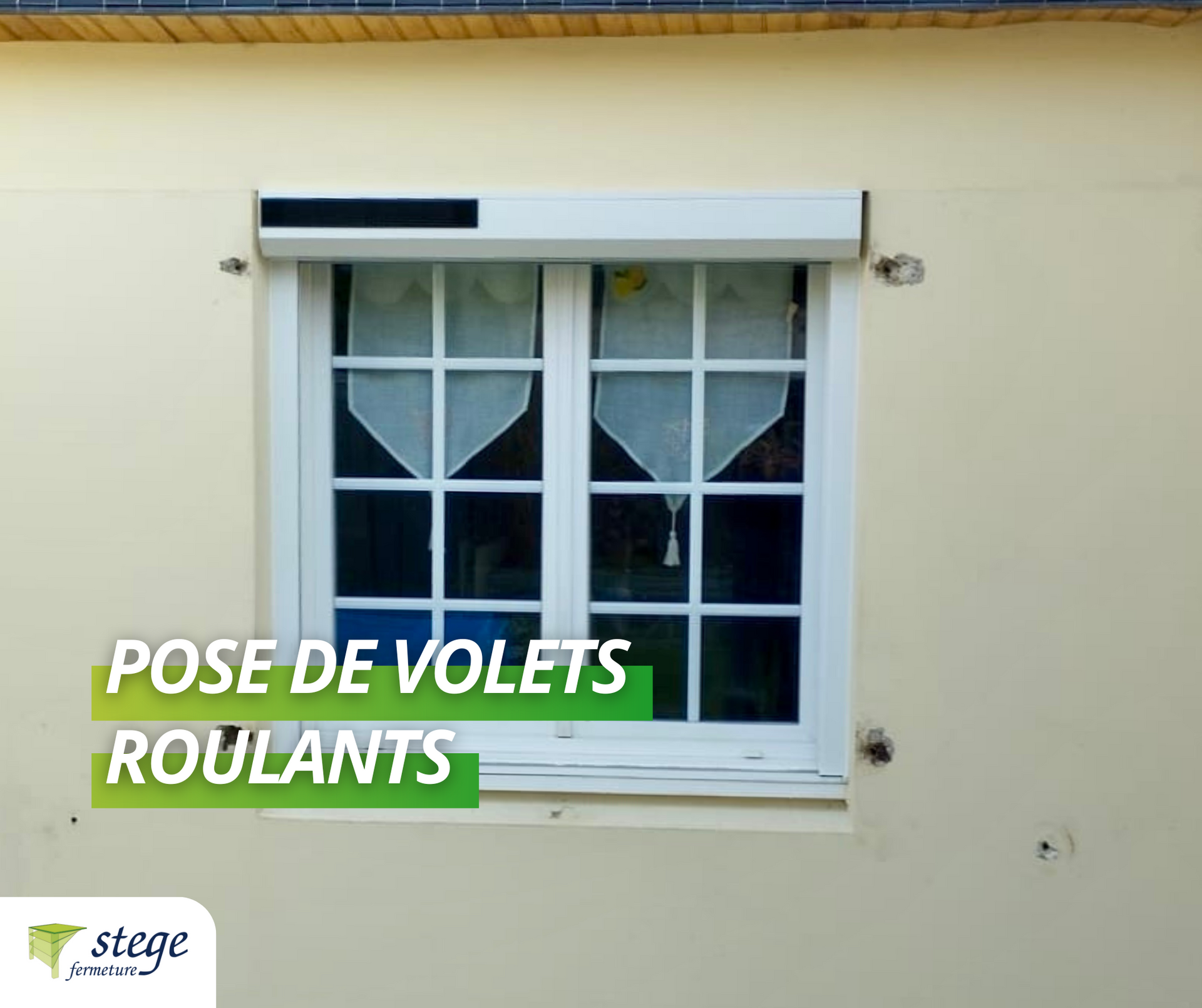 Maison avec fenêtre et volet blancs