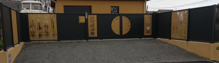 Des portes et des murs en arc noir et or entourent une cour gravillonnée avec une double porte centrale.