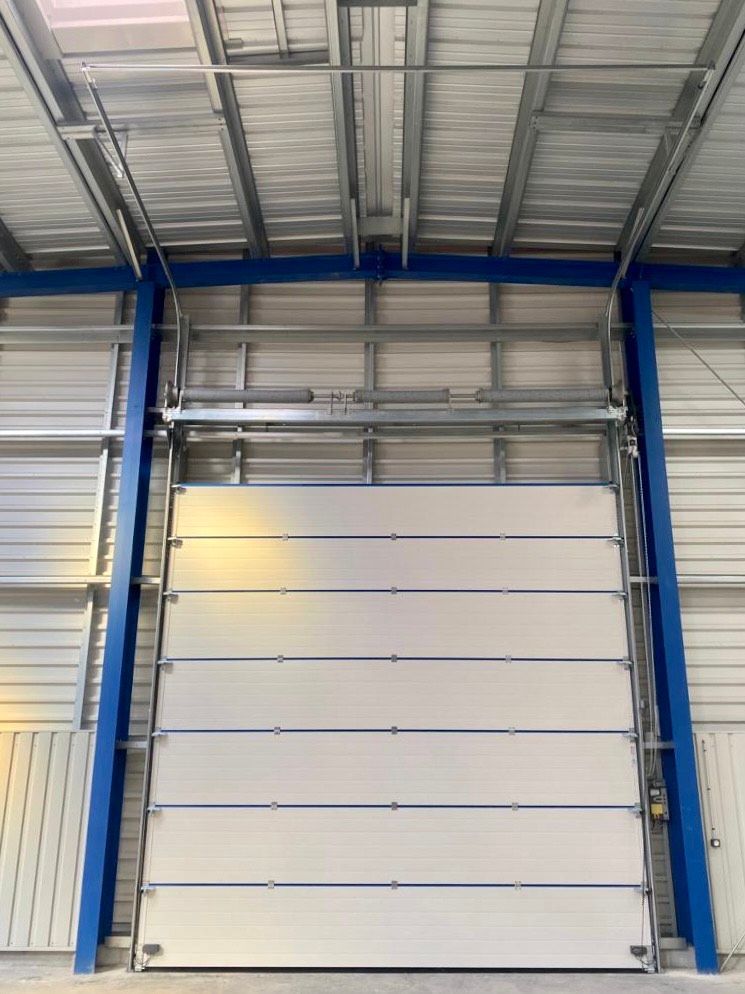 Porte bleue d'entrepôt industriel à l'intérieur d'un entrepôt métallique