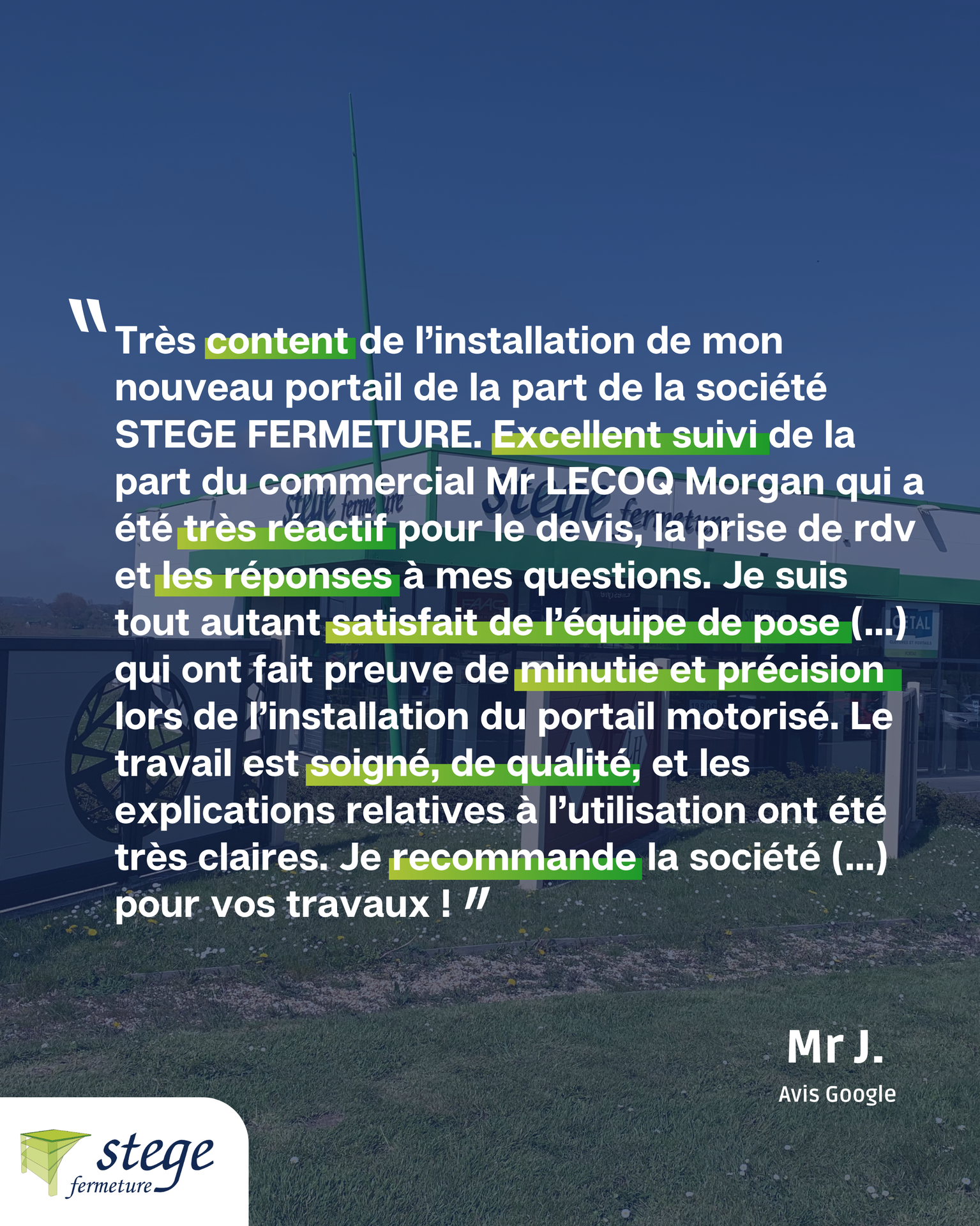 Affiche promotionnelle bleue avec un texte de témoignage en français concernant un nouveau portail STEGE FERMETURE et un service d'installation
