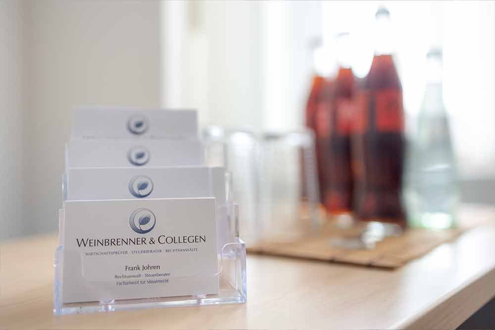 Ein Stapel Visitenkarten auf einem Holztisch.