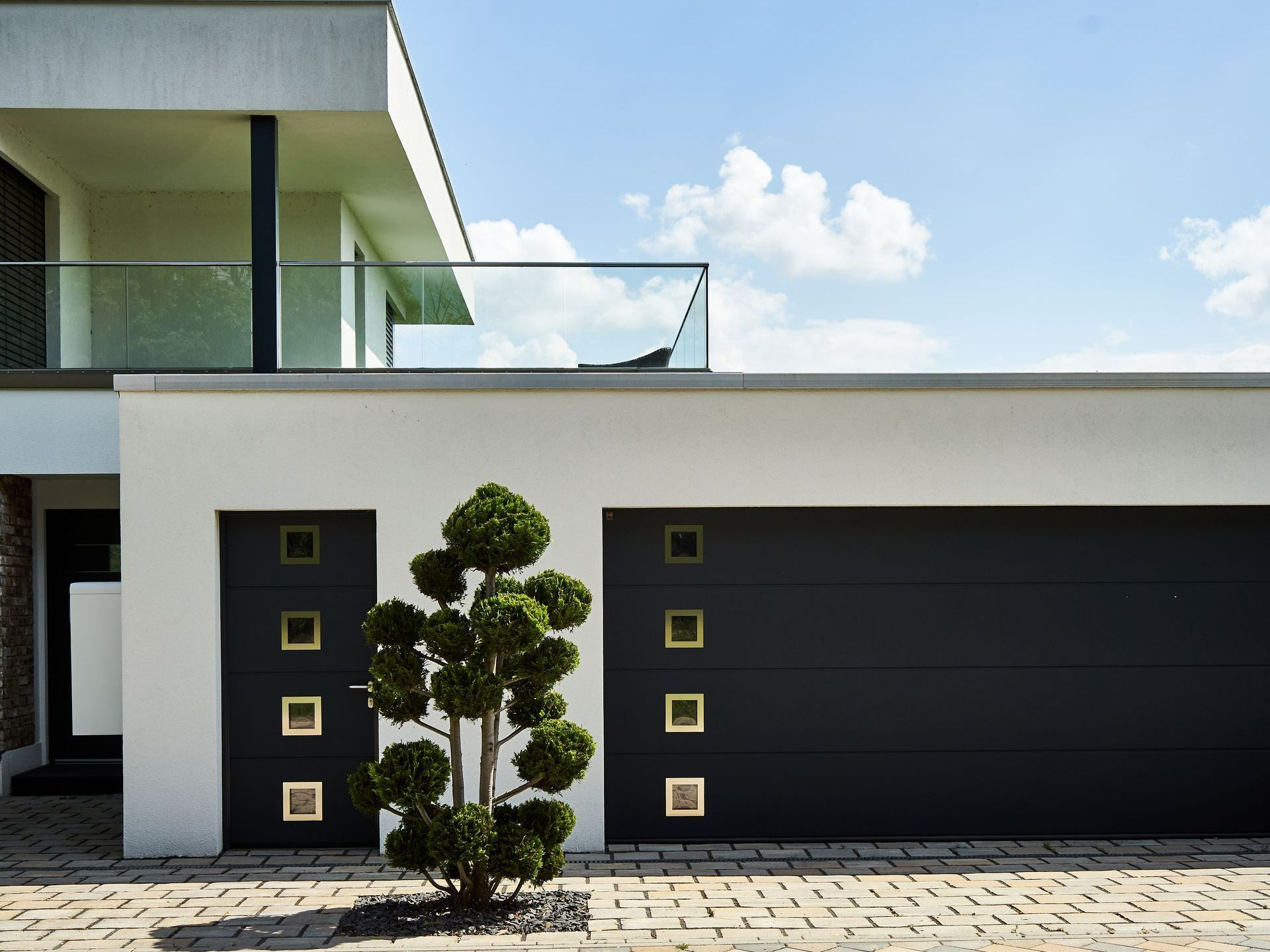 Modèle de porte de garage en harmonisation avec la porte d'entrée