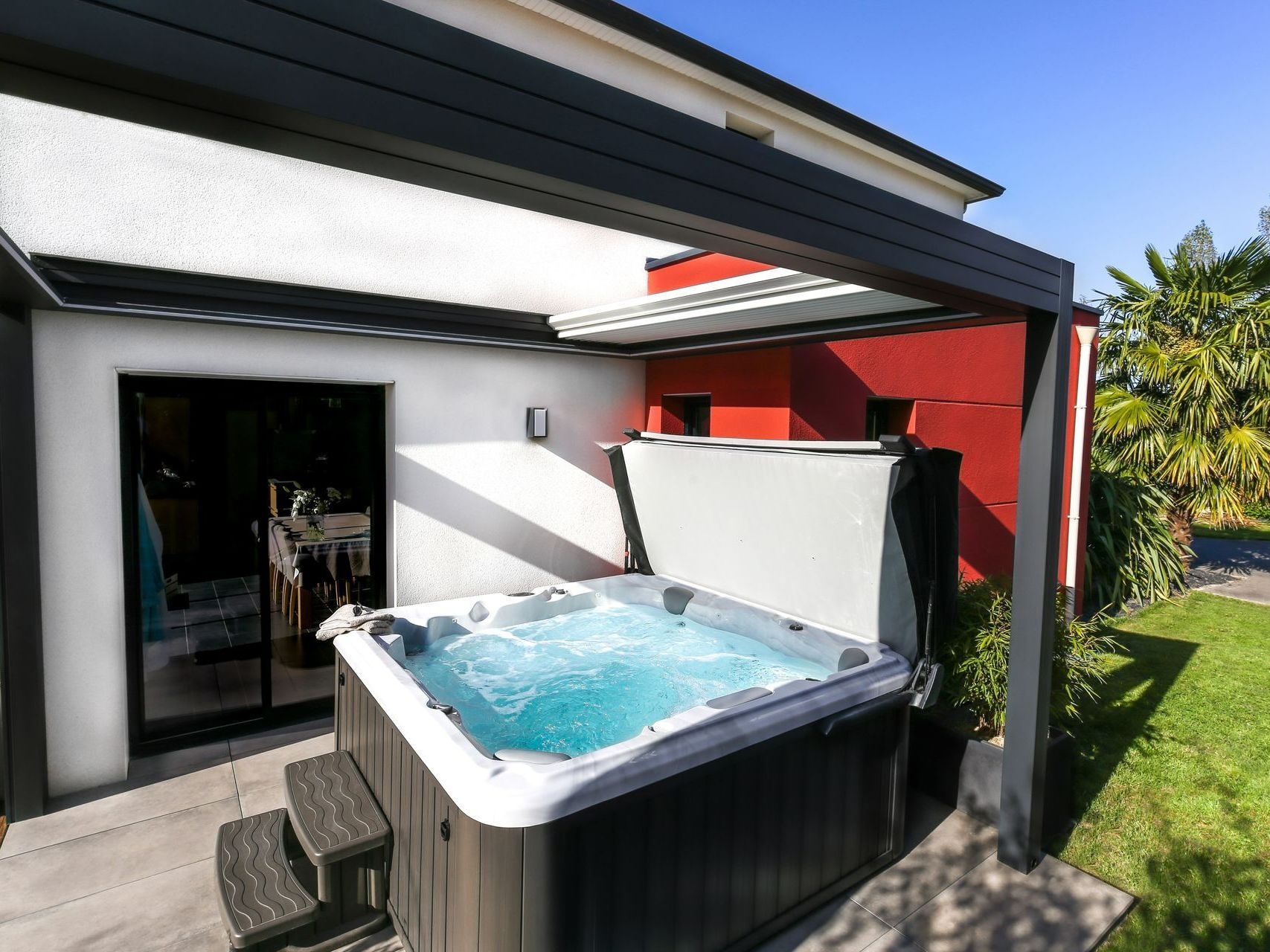 Pergola bioclimatique avec spa