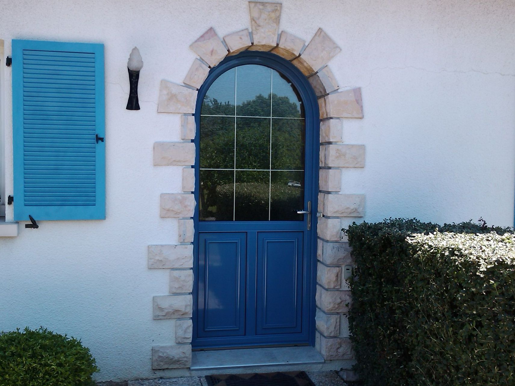 Porte de jardin arrondie bleue