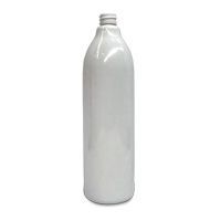 Una botella de plástico blanca con una tapa blanca sobre un fondo blanco.