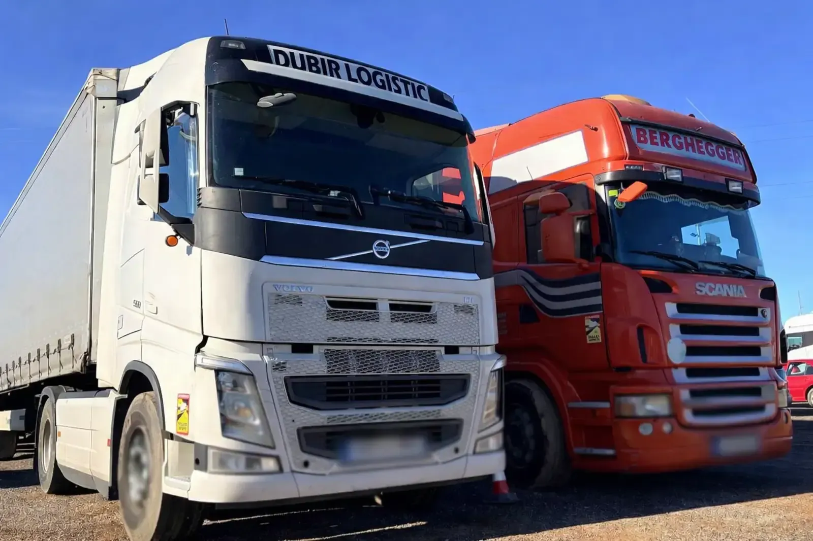 Persona con traje de protección rociando un sistema de pesticida montado en un vehículo sobre arbustos