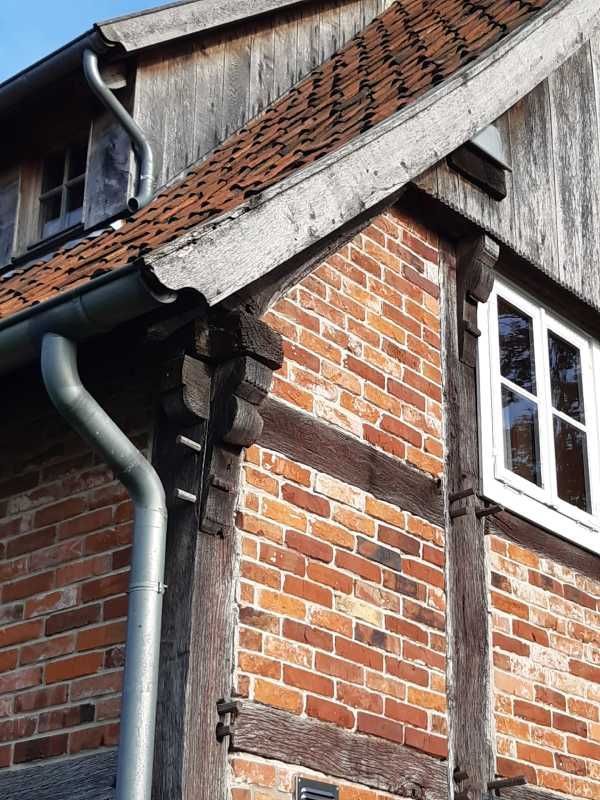 Blick vom Dach eines Hauses auf einen Rohbau aus Holz