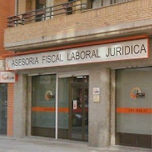 Un edificio con un cartel que dice asesor fiscal laboral juridico